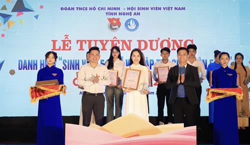 Đoàn trường CĐ Văn hoá Nghệ thuật Nghệ An tham dự lễ kỷ niệm 74 năm Ngày truyền thống học sinh, sinh viên và Hội Sinh viên Việt Nam