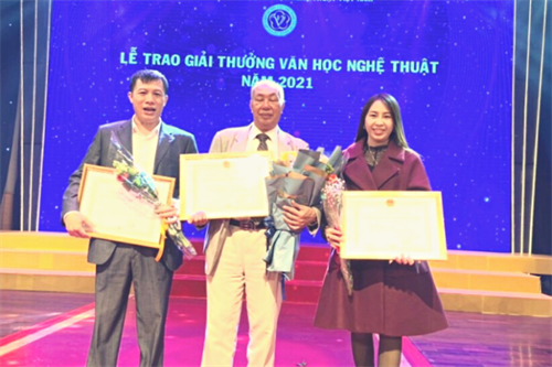 Hoạ sỹ Nguyễn Thị Lê Hồng, giảng viên khoa Mỹ thuật đạt giải thưởng của Liên hiệp các Hội VHNT Việt Nam