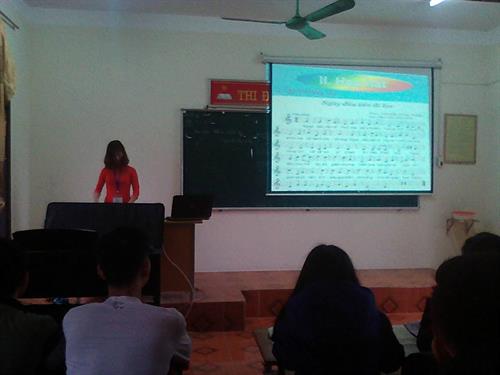 Đánh giá tiết dạy của sinh viên Trần Thị Thu Hoàn, lớp sư phạm Nhạc K50