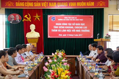 Đoàn công tác Sở giáo dục tỉnh Xiêng Khoảng, nước Cộng hòa Dân chủ Nhân dân Lào thăm và làm việc với nhà trường