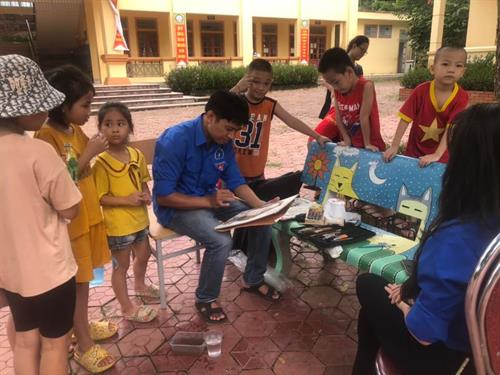 Đội thanh niên tình nguyện trường CĐ VHNT Nghệ An dạy năng khiếu cho các em nhỏ thị trấn Kim Sơn, Quế Phong