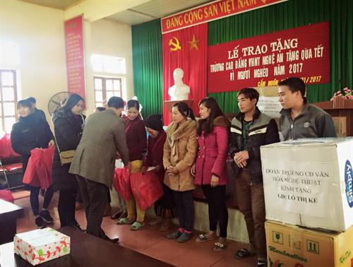 Tặng quà “Tết vì người nghèo” cho người dân xã Cắm Muộn, huyện Quế Phong